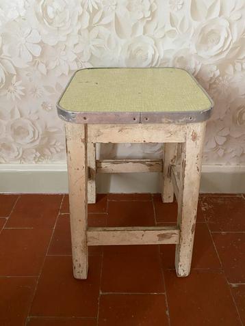 Brocante krukje met formica zitvlak beschikbaar voor biedingen