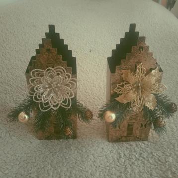 Kerststukjes, metalen huisjes , versierd met kerst decoratie beschikbaar voor biedingen