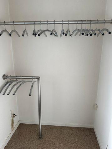 Kapstokstangen + 20 kledinghangers beschikbaar voor biedingen