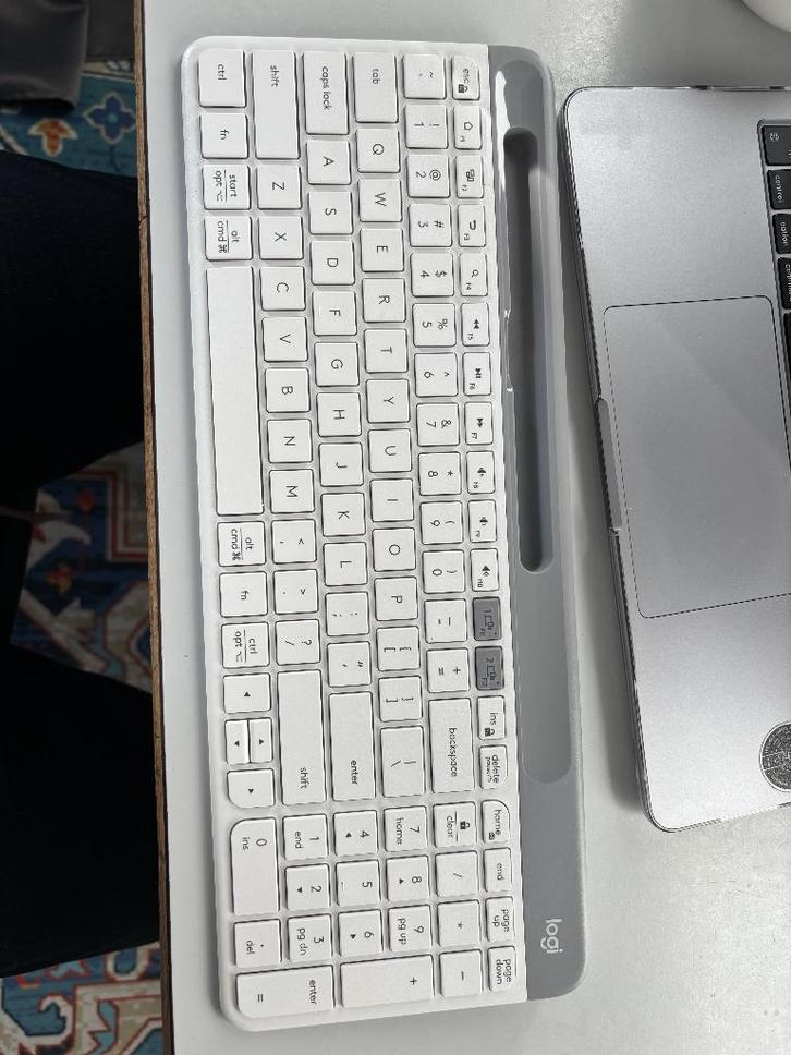 Logitech K580 Slim Multi-Device Wireless Keyboard (QWERTY), Computers en Software, Toetsenborden, Zo goed als nieuw, Qwerty, Draadloos