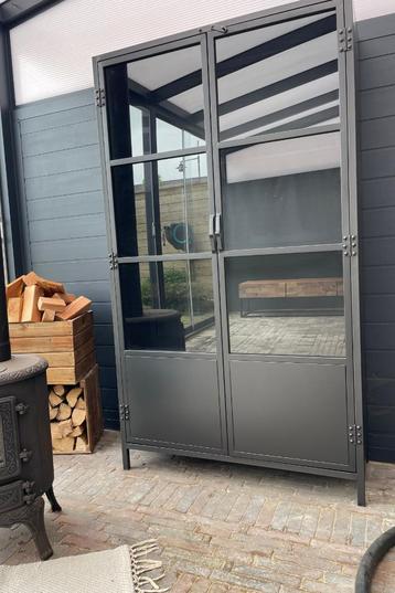 Metalen vitrinekast – antraciet– met 3 planken beschikbaar voor biedingen