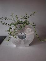 Een bloempot of vaas, Huis en Inrichting, Woonaccessoires | Kunstplanten en Kunstbloemen, Ophalen of Verzenden, Zo goed als nieuw