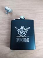 Nieuwe zwarte heupfles met gegraveerd logo. Thunderdome., Ophalen of Verzenden, Nieuw