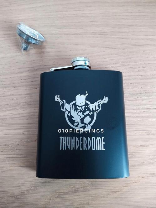 Nieuwe zwarte heupfles met gegraveerd logo. Thunderdome., Verzamelen, Glas en Borrelglaasjes, Nieuw, Ophalen of Verzenden