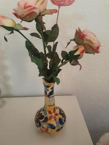 Mooie vaas met kunstbloemen. beschikbaar voor biedingen