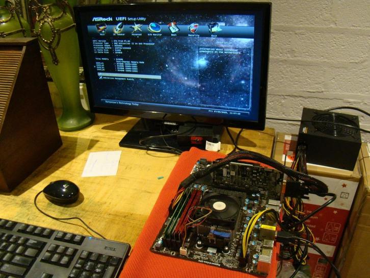 Moederbord ASRock 970 Pro3 CPU AMD Athlon II X4 630 8GB DDR3, Computers en Software, Moederborden, Gebruikt, AMD, DDR3, Ophalen of Verzenden
