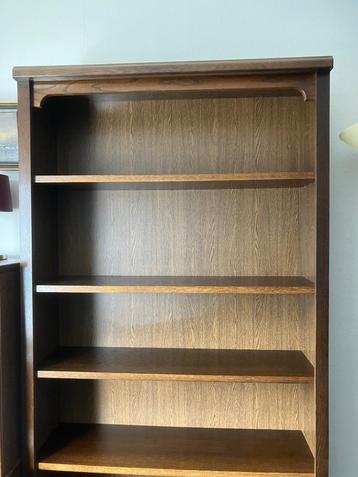 Eikenhouten boekenkast. beschikbaar voor biedingen
