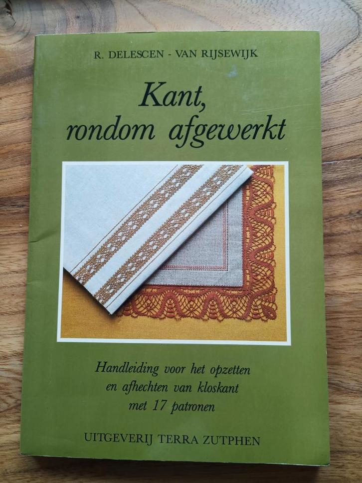 Kant Rondom afgewerkt kantklossen, Hobby en Vrije tijd, Kantklossen, Zo goed als nieuw, Boek of Tijdschrift, Ophalen of Verzenden