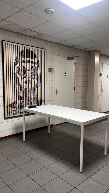 1 kantoor tafel met stroom contact punten. 160cm x 80cm  beschikbaar voor biedingen