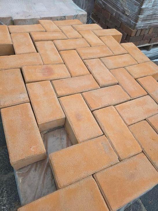 Nieuwe plat keiformaat geel brons op pallets, Tuin en Terras, Tegels en Klinkers, Nieuw, Klinkers, Keramiek, Ophalen of Verzenden