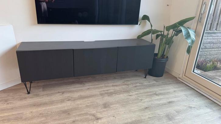 Ikea tv meubel met custom poten, Huis en Inrichting, Kasten | Televisiemeubels, Zo goed als nieuw, Minder dan 100 cm, 100 tot 150 cm