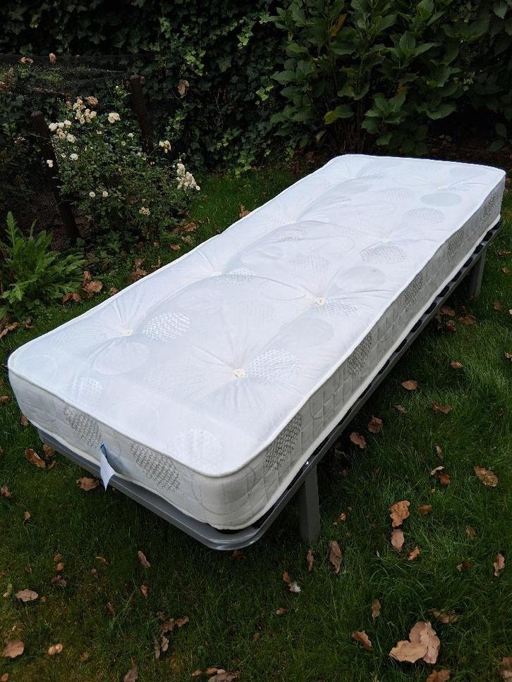 1 persoons matras met lattenbodem bedframe niet gebruikt, Huis en Inrichting, Slaapkamer | Matrassen en Bedbodems, Zo goed als nieuw