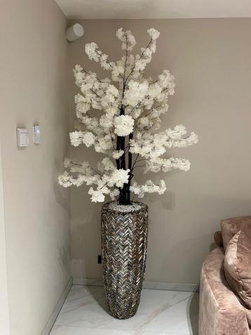 Prachtig schelpenvazen met bloesem beschikbaar voor biedingen