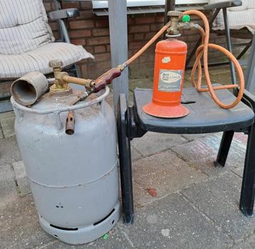 Karweifles incl brander en drukverdeler incl. grote gasfles beschikbaar voor biedingen