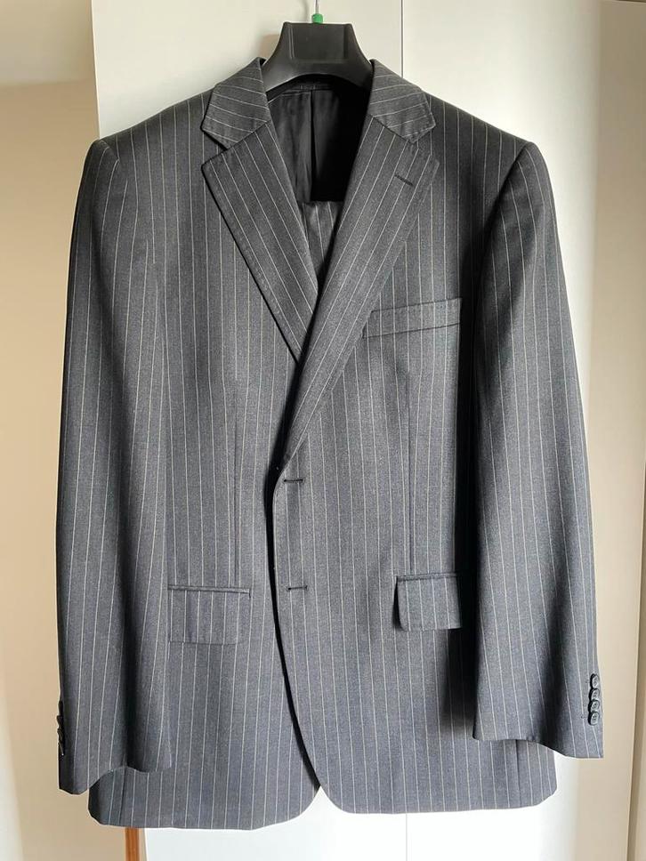 Stijlvol gestreept kostuum (antraciet), Kleding | Heren, Kostuums en Colberts, Zo goed als nieuw, Maat 52/54 (L), Grijs, Ophalen of Verzenden