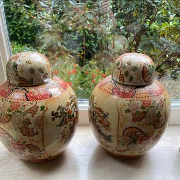Twee Vintage Oosterse Potten met Deksel beschikbaar voor biedingen