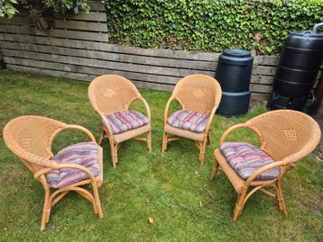 Vier rotan stoelen met kussens beschikbaar voor biedingen