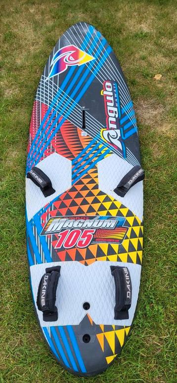 Te koop angulo 105 liter neilpryde en gunsails zeilen  beschikbaar voor biedingen