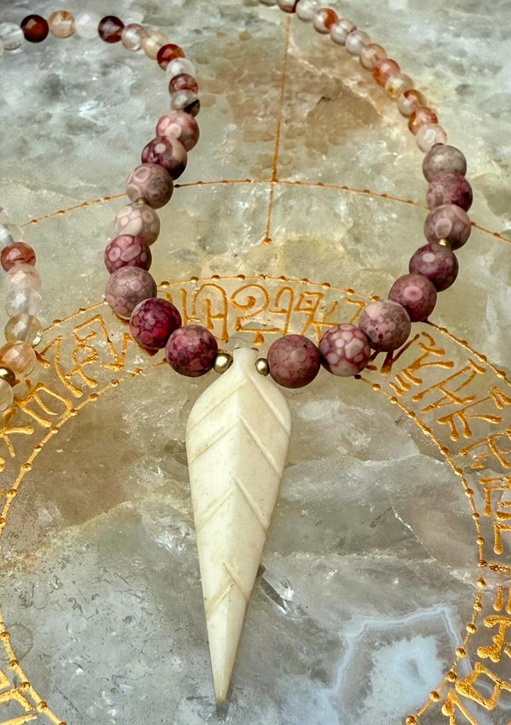 Veer van Bizonbot met Fossiel koraal en Red Healer, Sieraden, Tassen en Uiterlijk, Kettingen, Nieuw, Steen of Mineraal, Rood, Ophalen of Verzenden