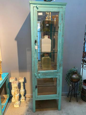 Smalle vintage vitrinekast met turkuoise patina. beschikbaar voor biedingen