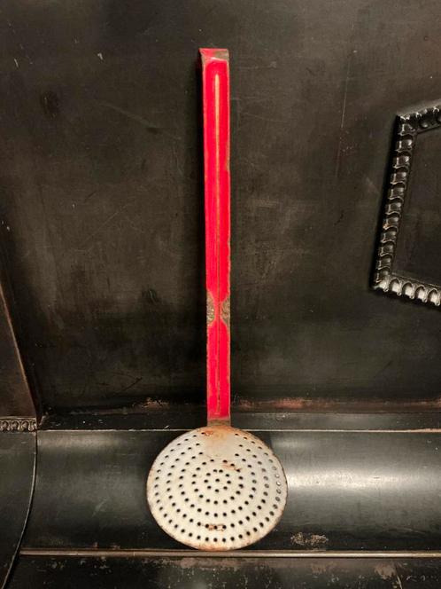 Oude emaille schuimspaan. Doorleefd & ooit gebogen. Rood wit, Antiek en Kunst, Antiek | Emaille, Ophalen of Verzenden