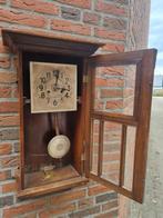 wandklok antiek met slinger in houten huis, Huis en Inrichting, Woonaccessoires | Klokken, Ophalen of Verzenden