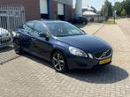 Volvo S60 1.6 T4 Kinetic 180PK AUTOMAAT! Navi l Cruise l LED, Auto's, Stof, Zwart, 4 cilinders, Blauw