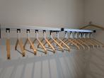 Stevige kapstok met 14 losse kledinghangers, 150 cm breed, Kunststof, Zo goed als nieuw, 150 tot 200 cm, Ophalen