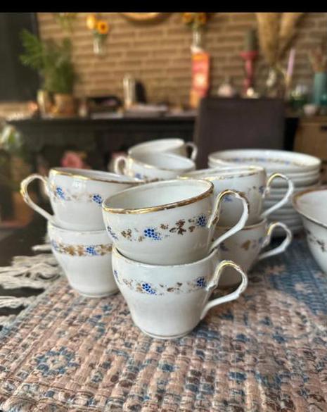Antiek Theeservies met Blauwe Bloemen en Gouden Accenten, Antiek en Kunst, Antiek | Servies los, Ophalen of Verzenden