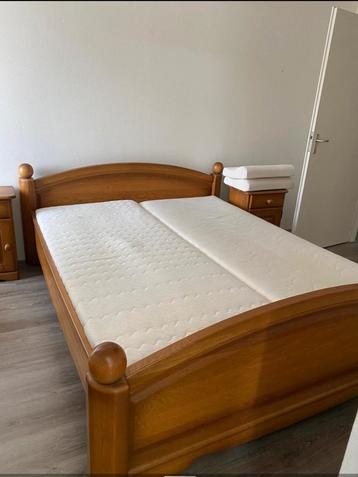 Eiken 2-persoonsbed + nachtkastjes & matrassen beschikbaar voor biedingen