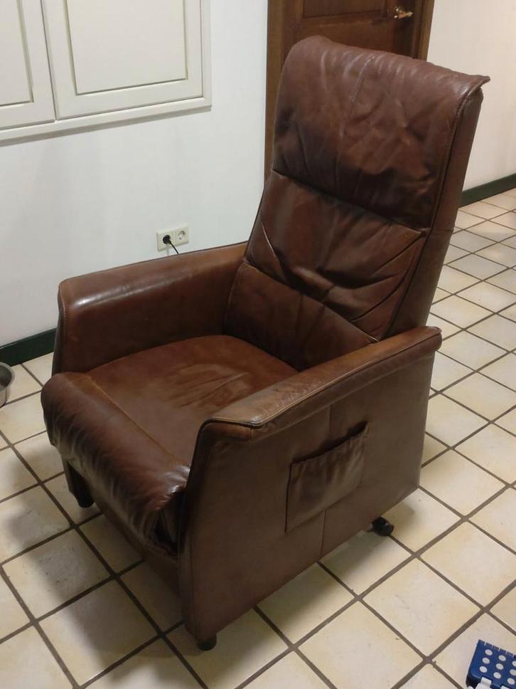 Elektrisch verstelbare stoel met opsta-functie, Huis en Inrichting, Fauteuils, Gebruikt, Leer, 75 tot 100 cm, 75 tot 100 cm, Ophalen