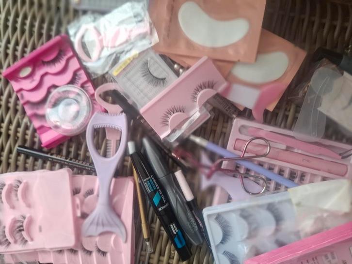 Wimper pakket extensions plus hulpstukken voor aanbrengen, Sieraden, Tassen en Uiterlijk, Uiterlijk | Cosmetica en Make-up, Zo goed als nieuw