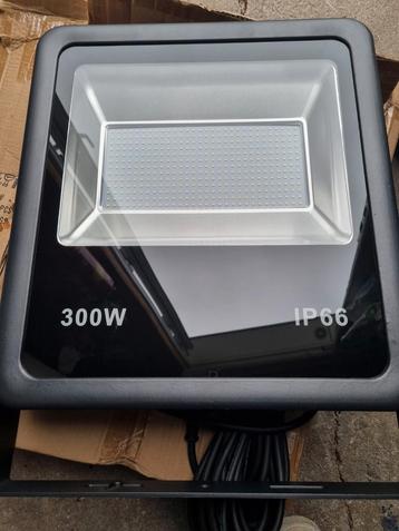 TE KOOP GROTE NIEUWE BOUWLAMP beschikbaar voor biedingen