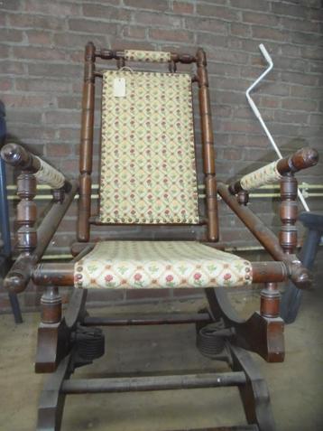 Amerikaanse Rocking Chair Notenhout zeer fraai exemplaar beschikbaar voor biedingen