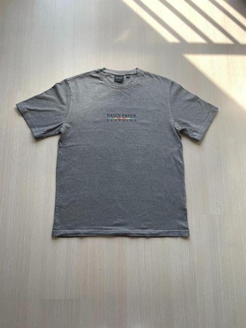 T-shirt van Daily Paper in de kleur Grijs maat M, Kleding | Heren, T-shirts, Zo goed als nieuw, Maat 48/50 (M), Grijs, Ophalen of Verzenden