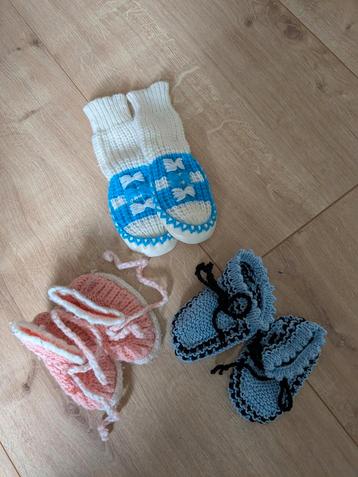 Set vintage babykleertjes, schoentjes en mutsjes beschikbaar voor biedingen