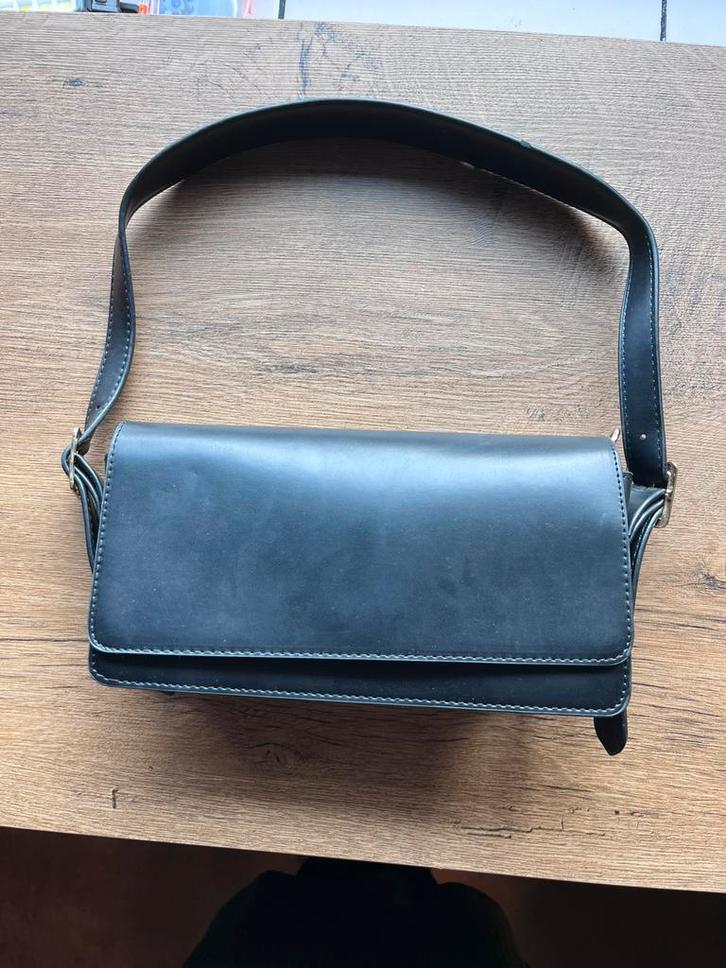 Zwarte schoudertas van Primark–elegante minimalistische look, Sieraden, Tassen en Uiterlijk, Tassen | Schoudertassen, Zo goed als nieuw