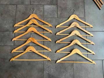 Set houten hangers beschikbaar voor biedingen