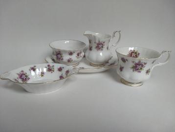 Royal Albert SWEET VIOLETS, roomstel en Bonbonniere beschikbaar voor biedingen