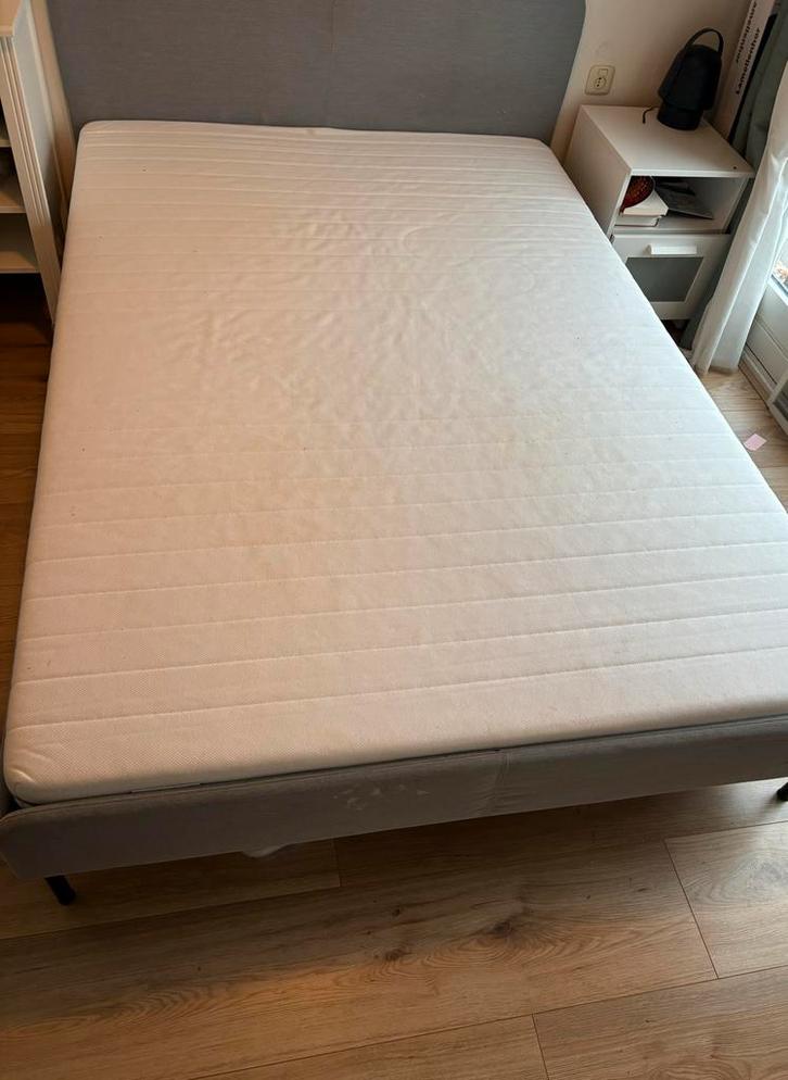 IKEA Slattum bed lichtgrijze stof 140x200 + Malfors matras, Huis en Inrichting, Slaapkamer | Matrassen en Bedbodems, Gebruikt