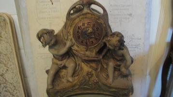 jugdenstil klok met engeltjes beschikbaar voor biedingen