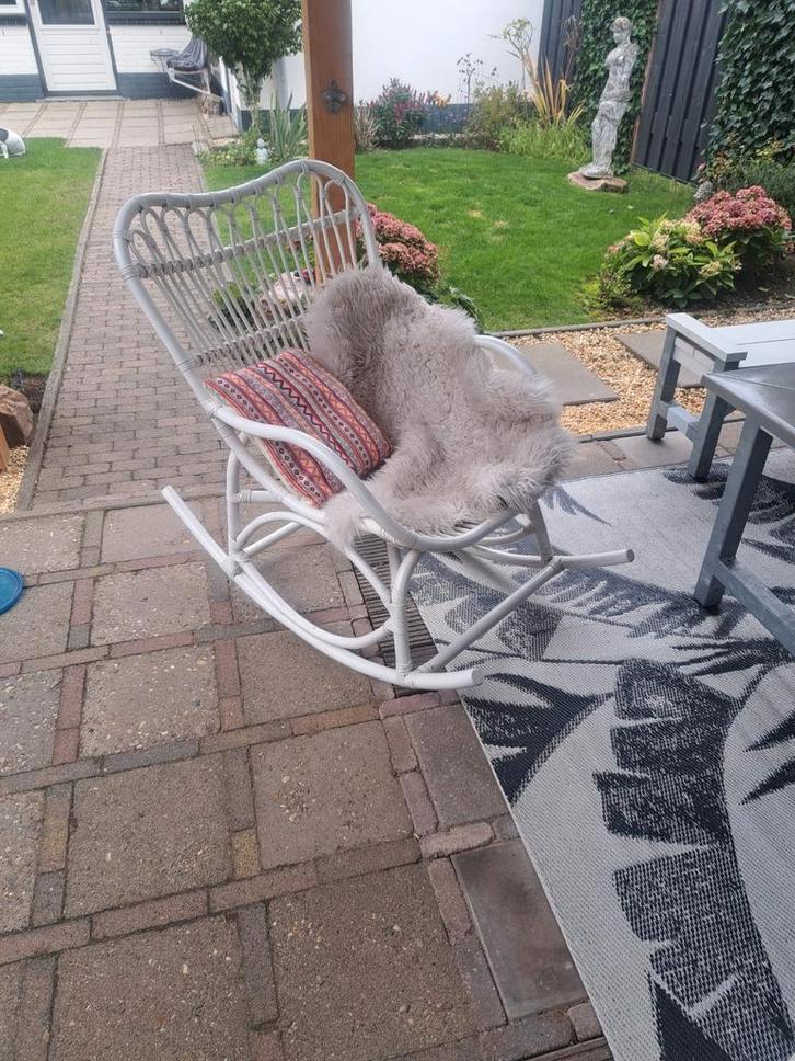 Rotan Schommelstoel - Stijlvol en Comfortabel, Huis en Inrichting, Stoelen, Zo goed als nieuw, Eén, Riet of Rotan, Wit, Ophalen
