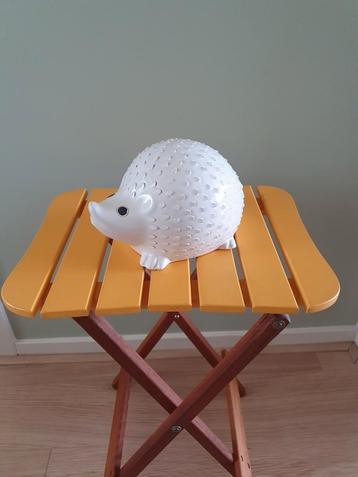Decoratieve egel van metaal. beschikbaar voor biedingen