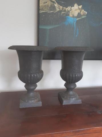 Franse gietijzeren (tuin) vaas, bloempot (2 stuks) beschikbaar voor biedingen