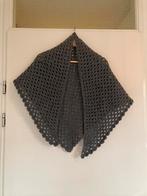 Donker grijze omslagdoek stola met schulprand nieuw, Kleding | Dames, Truien en Vesten, Ophalen of Verzenden, Nieuw, Maat 38/40 (M)