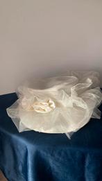 Trouw hoed 55 cm bloem tule wit, Ophalen of Verzenden, Zo goed als nieuw, Wit, Accessoires