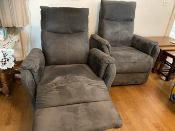 2 Elektrische Relaxstoelen beschikbaar voor biedingen