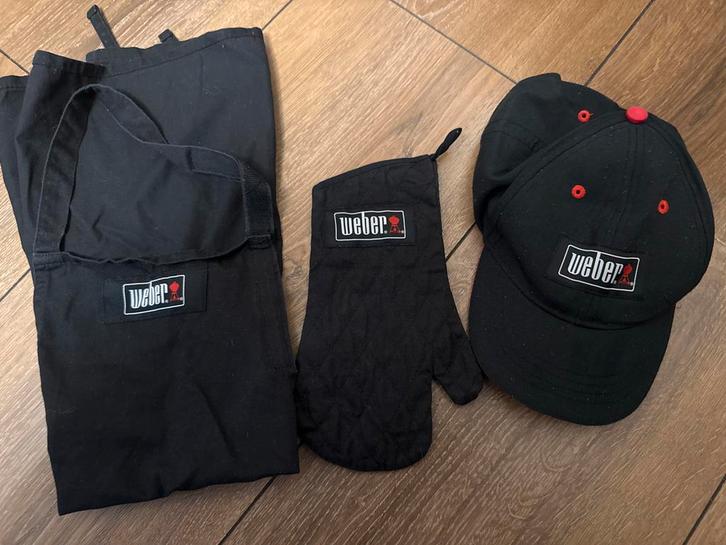 Weber BBQ Verkleedsetje - Schort, Handschoen, Pet, Tuin en Terras, Barbecue-accessoires, Zo goed als nieuw, Ophalen of Verzenden