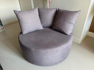 Ronde Grijze Fauteuil met Kussens beschikbaar voor biedingen