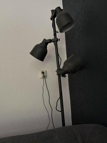 Ikea hektar staande lamp beschikbaar voor biedingen